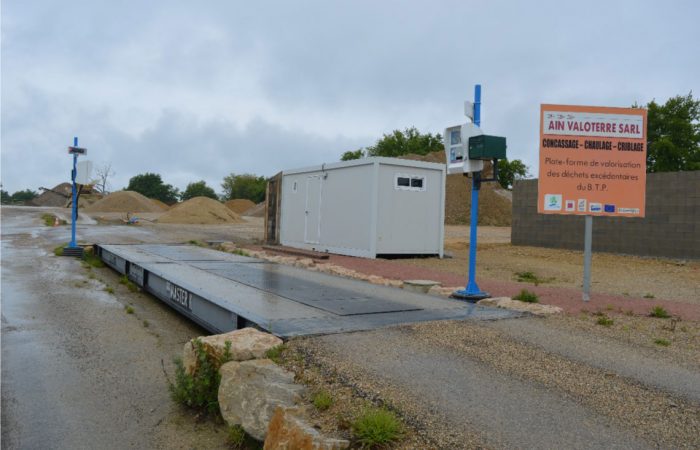 Pont à bascule à l'entrée du site